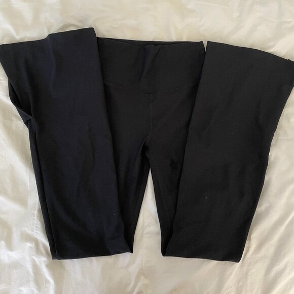 Abercrombie & Fitch YPB Black Flare Leggings in Size Small - Picture 1 of 4